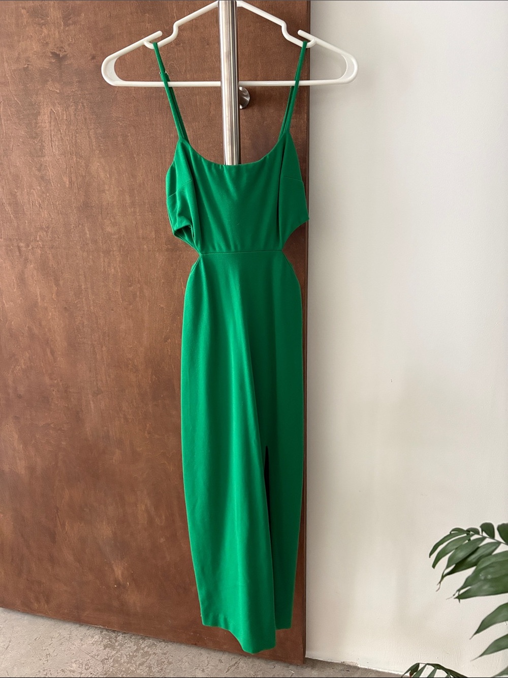 Sleek Emerald Spaghetti-Strap Maxi Dress
